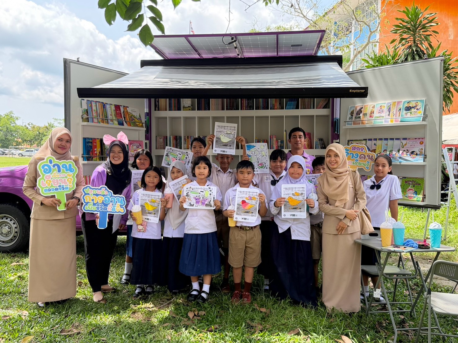🚐✨ สกร.ปัตตานี ยกขบวนความสุข บุกสายบุรี! จัดกิจกรรม "ปลุกพลังการอ่านกับรถส่งเสริมการอ่านเคลื่อนที่" 📚💡