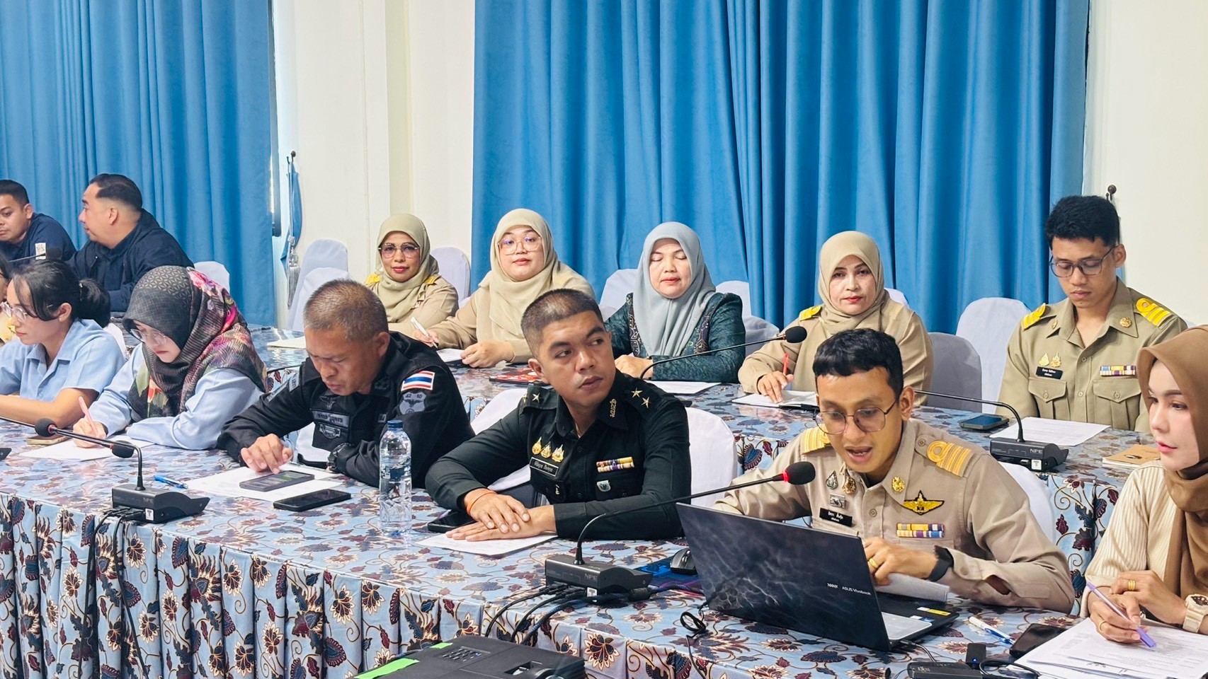 🤍🤍 สกร.ระดับอำเภอปะนาเระ เข้าร่วมประชุมโครงการอำเภอยิ้มเคลื่อนที่ บำบัดทุกข์ บำรุงสุข สร้างรอยยิ้มให้ประชาชน 🤍🤍