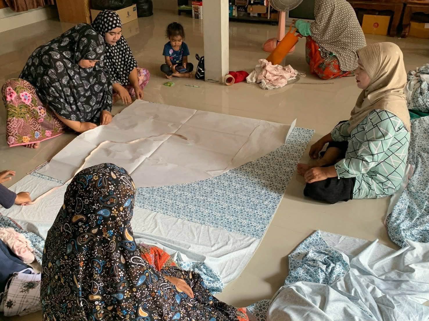 สกร.ระดับอำเภอสายบุรี ดำเนินการจัดโครงการพัฒนาอาชีพชุมชน หลักสูตร การตัดเย็บผ้าละหมาดพร้อมกระเป๋าเพื่อสร้างอาชีพ จำนวน  40 ชั่วโมง