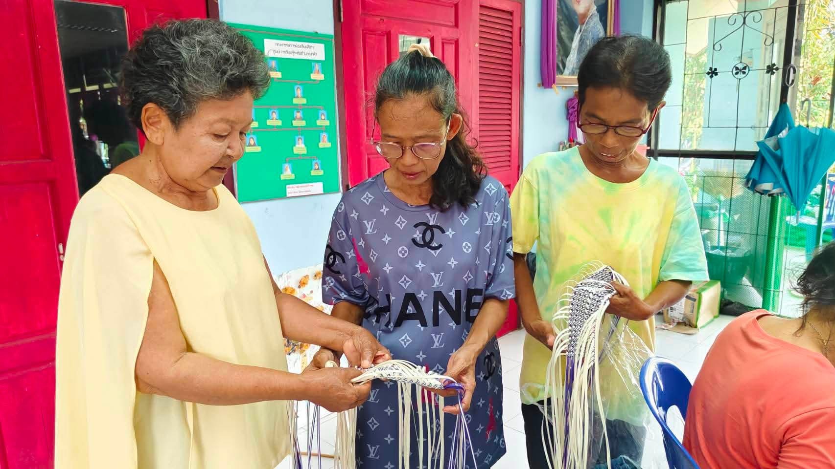 สกร.ระดับอำเภอสายบุรี ดำเนินการจัดโครงการพัฒนาอาชีพชุมชน หลักสูตร การสานกระเป๋าจากเส้นหวายเทียม  จำนวน 30 ชั่วโมง