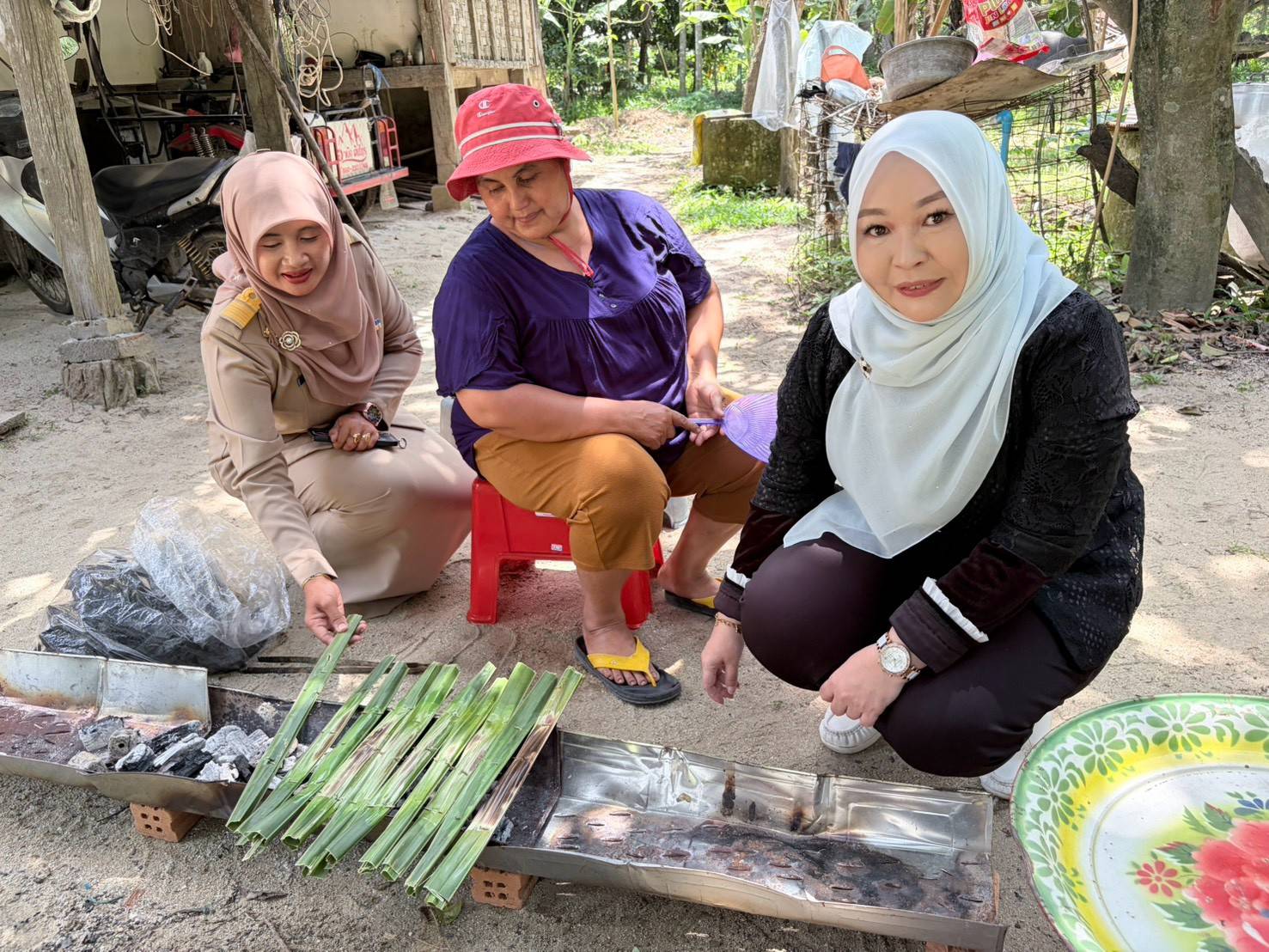 ผู้อำนวยการศูนย์ส่งเสริมการเรียนรู้ระดับอำเภอไม้แก่น ลงพื้นที่นิเทศ การจัดกิจกรรมทักษะชีวิต กาย จิตร และสมอง  ของผู้สูงอายุ หลักสูตรการทำขนมจาก