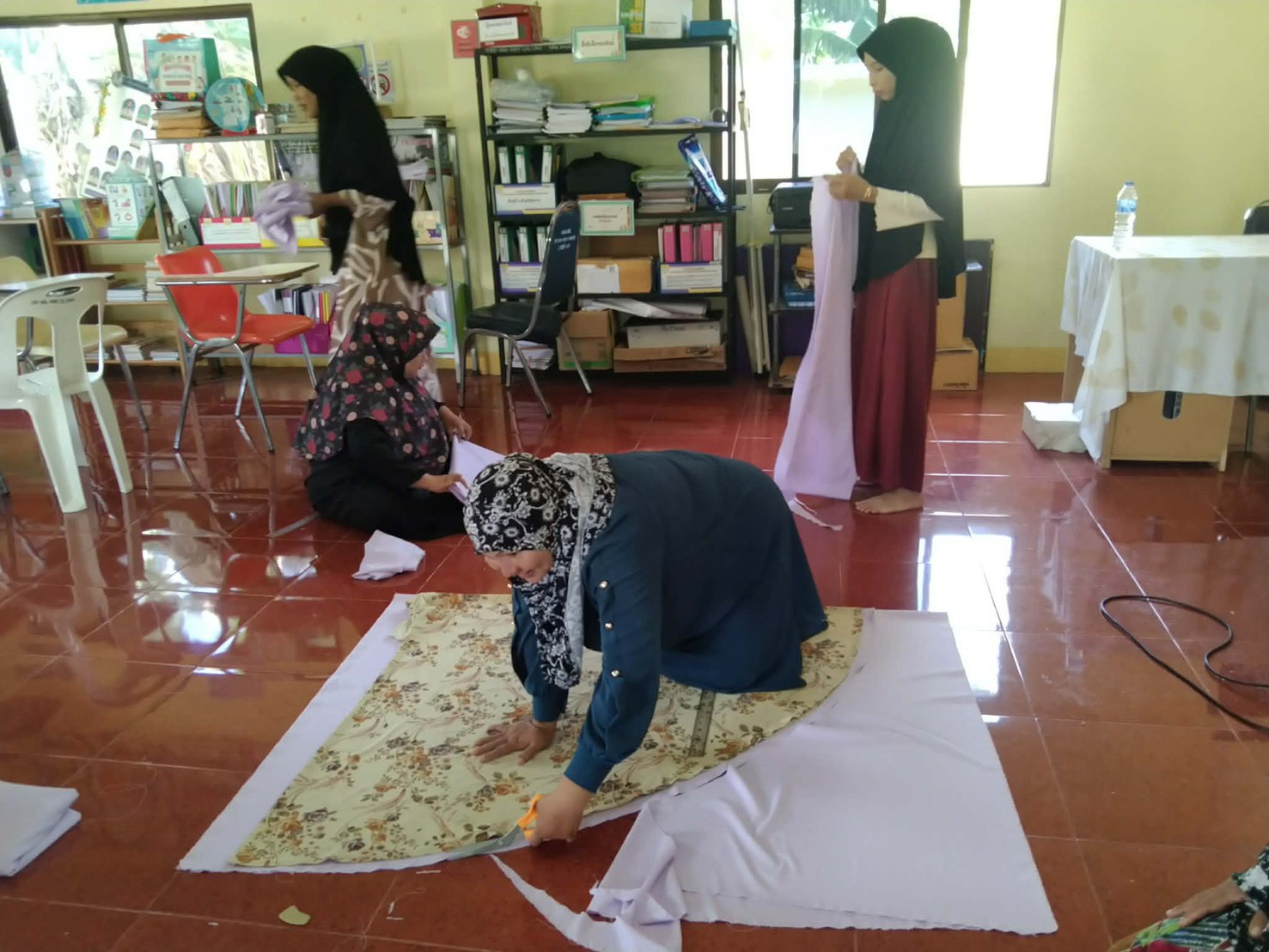 🧵 สกร.ระดับอำเภอเมืองปัตตานี นิเทศกลุ่มอาชีพ “การตัดเย็บผ้าละหมาดพร้อมกระเป๋า” สร้างโอกาส สร้างอาชีพ