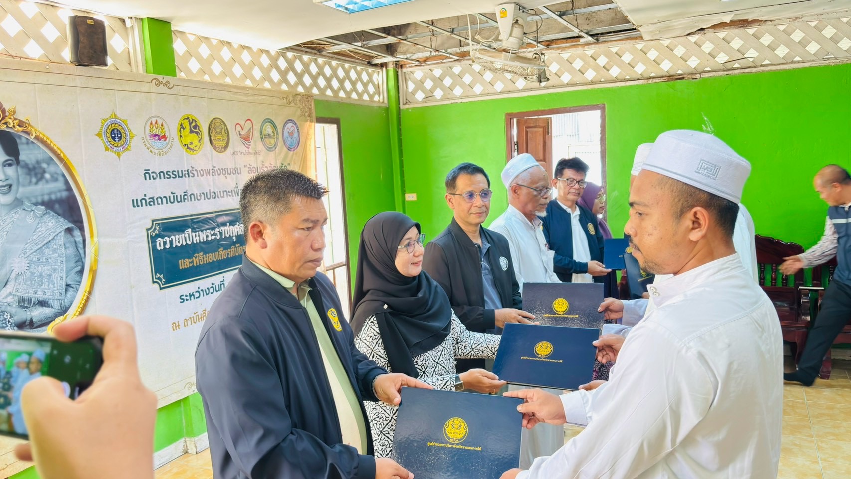 สกร.ระดับอำเภอหนองจิก ร่วมกิจกรรมสร้างพลังชุมชน "ล้อมรั้วล้อมรัก" ป้องกันภัยยาเสพติดในสถาบันศึกษาปอเนาะ ถวายเป็นพระราชกุศลฯ