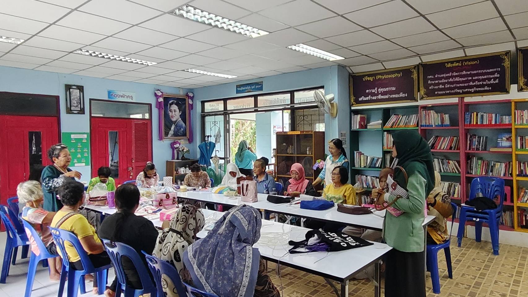 สกร.ระดับอำเภอสายบุรี ดำเนินการจัดโครงการพัฒนาอาชีพชุมชน หลักสูตร การสานกระเป๋าจากเส้นหวายเทียม  จำนวน 30 ชั่วโมง