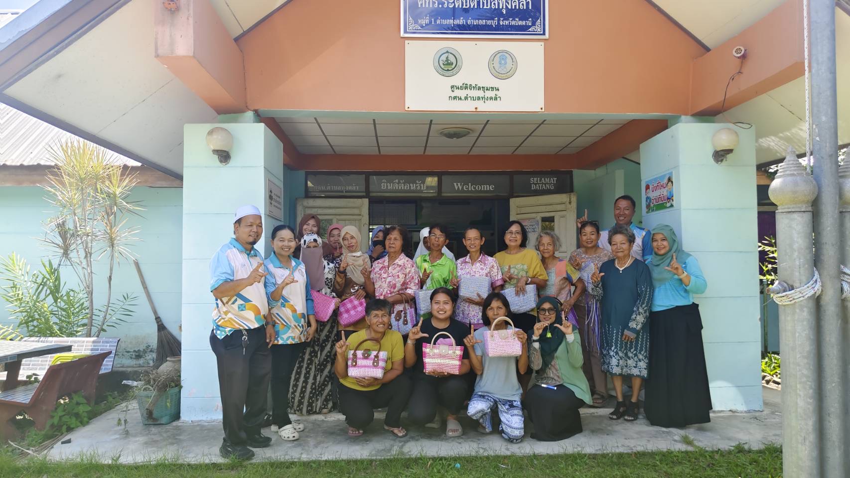 สกร.ระดับอำเภอสายบุรี ศกร.ระดับตำบลทุ่งคล้า ได้รับการนิเทศ ติดตาม และให้คำแนะนำในการดำเนินกิจกรรมการศึกษาต่อเนื่อง หลักสูตร การสานกระเป๋าจากเส้นหวายเทียม จำนวน 30 ชั่วโมง