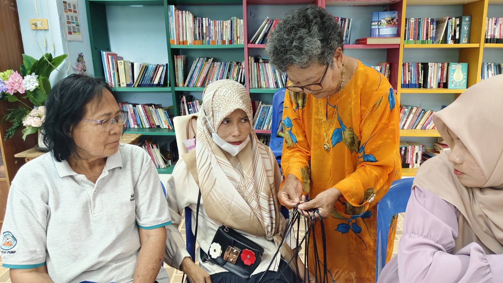 สกร.ระดับอำเภอสายบุรี ดำเนินการจัดโครงการพัฒนาอาชีพชุมชน หลักสูตร การสานกระเป๋าจากเส้นหวายเทียม  จำนวน 30 ชั่วโมง