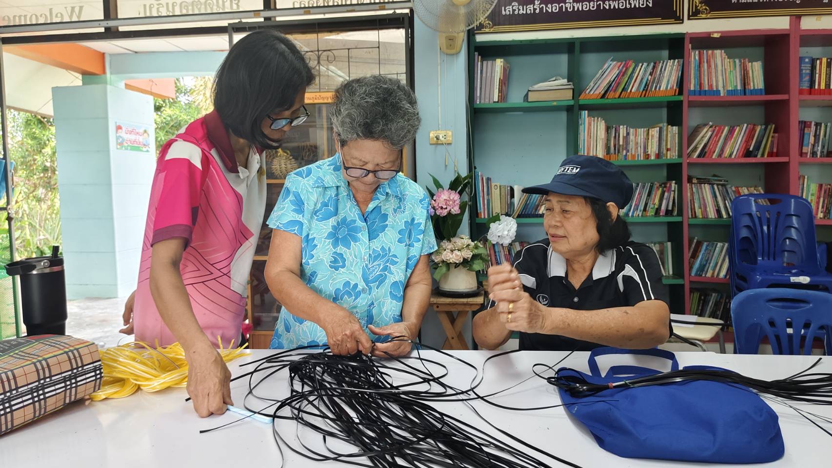 สกร.ระดับอำเภอสายบุรี ดำเนินการจัดโครงการพัฒนาอาชีพชุมชน หลักสูตร การสานกระเป๋าจากเส้นหวายเทียม  จำนวน 30 ชั่วโมง