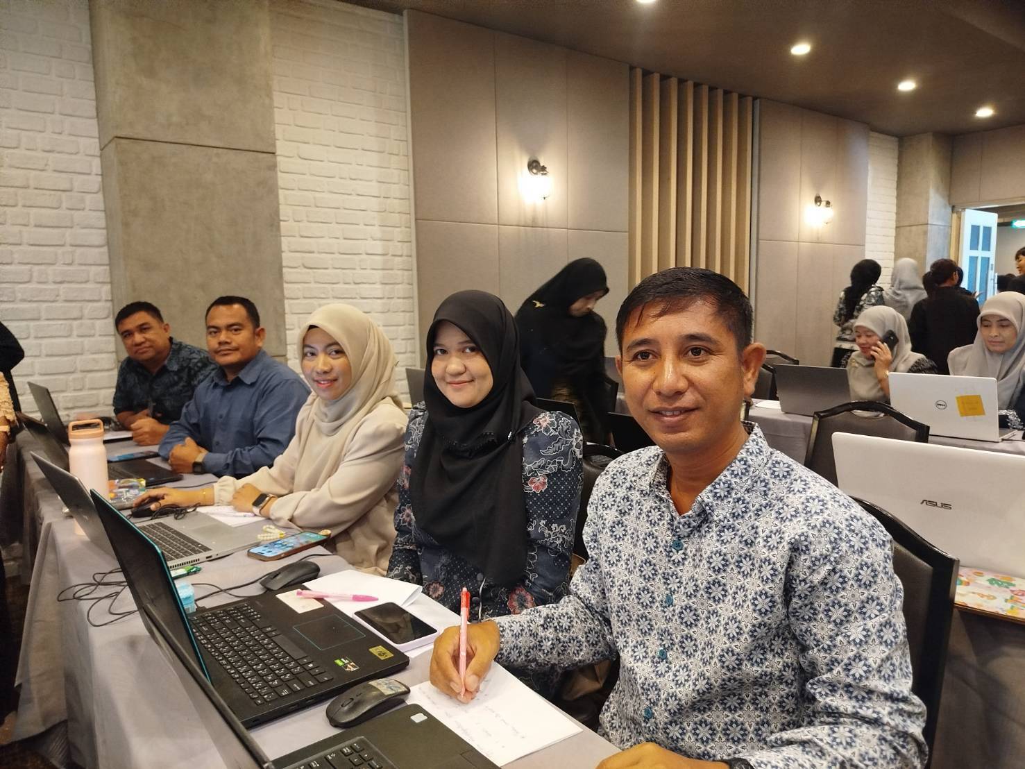 ครูอาสาฯปอเนาะ สกร.อำเภอยะรัง ร่วมประชุมขับเคลื่อนระบบฐานข้อมูลสถาบันศึกษาปอเนาะ ณ โรงแรมเซาท์เทิร์นวิว