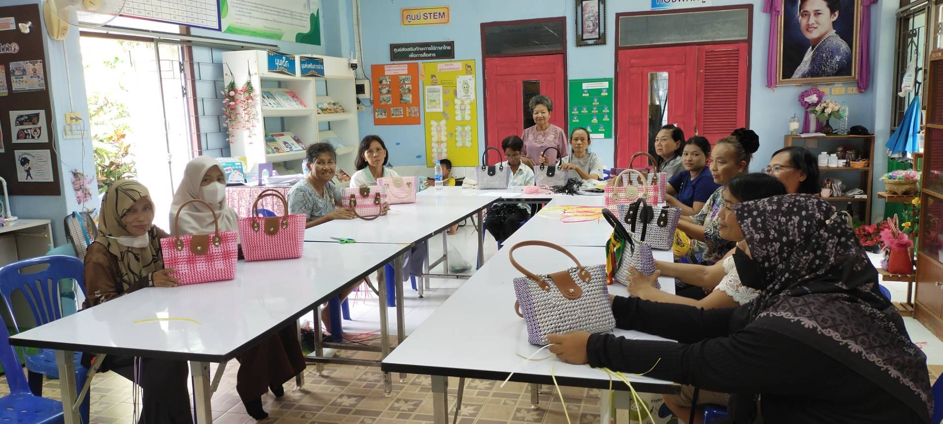สกร.ระดับอำเภอสายบุรี ดำเนินการจัดโครงการพัฒนาอาชีพชุมชน หลักสูตร การสานกระเป๋าจากเส้นหวายเทียม  จำนวน 30 ชั่วโมง