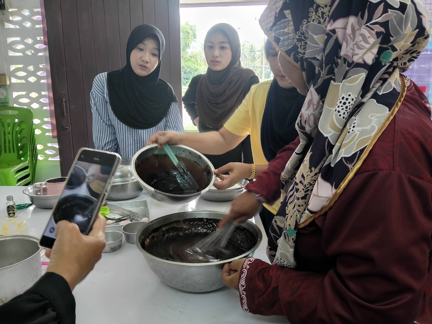 สกร.ระดับอำเภอสายบุรี ดำเนินการจัดโครงการพัฒนาอาชีพชุมชน หลักสูตร Bakery Story จำนวน 40 ชั่วโมง