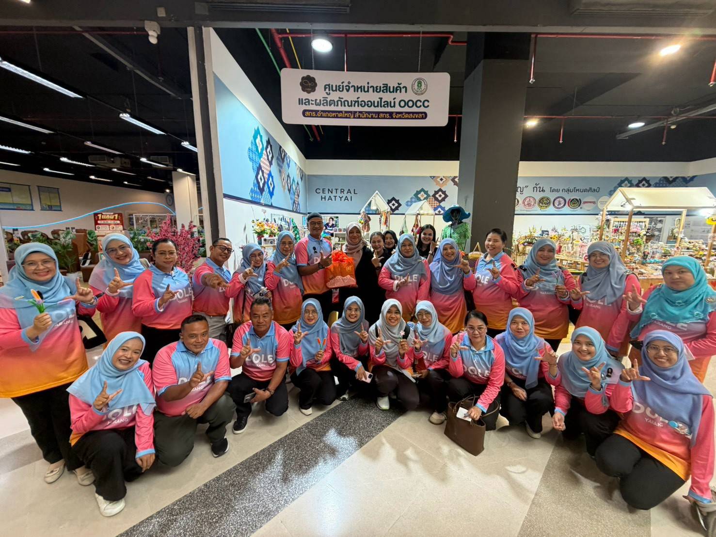 สกร.ระดับอำเภอยะรัง จัดโครงการพัฒนาครู ศึกษาดูงานสงขลา-สตูล มุ่งยกระดับแบรนด์ OTOP  สู่การสร้างโอกาสให้ผู้เรียนในพื้นที่