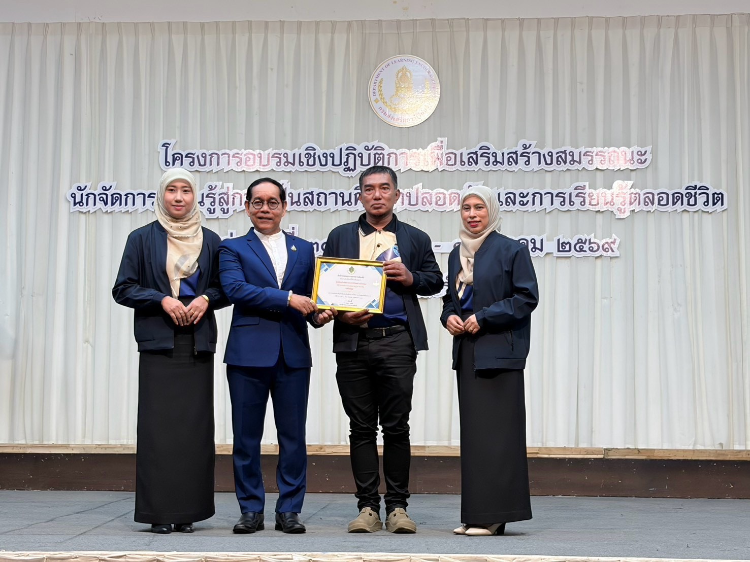 สกร.ระดับอำเภอไม้แก่น  เข้ารับเกียรติบัตร  ศูนย์ส่งเสริมพัฒนาประชาธิปไตยตำบลไทรทอง ได้ผ่านเกณฑ์การประเมินมาตรฐาน ศส.ปชต.  ระดับดีเลิศ