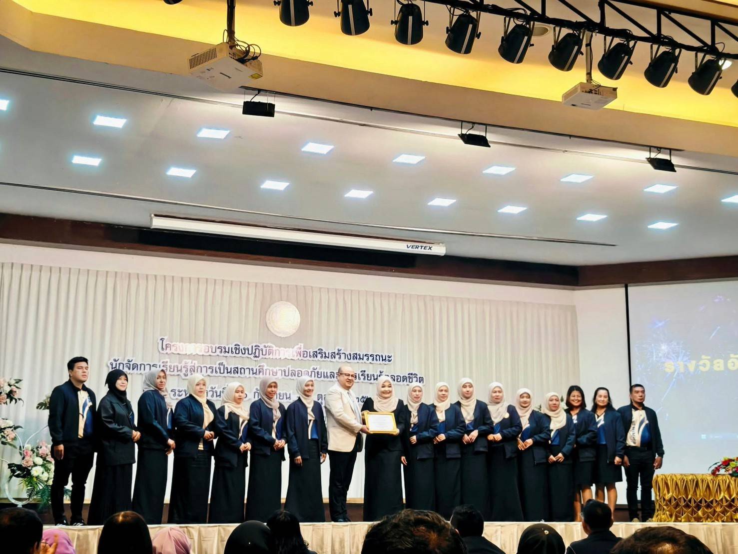 สกร.ระดับอำเภอไม้แก่น พร้อมด้วย บุคลากรครู สกร. เข้ารับเกียรติบัตร