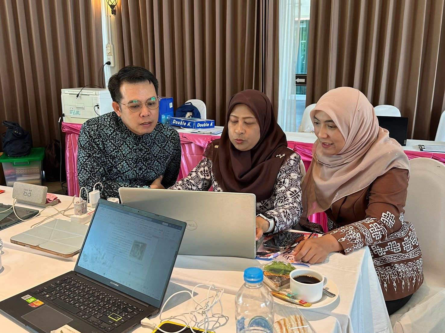 สกร.ระดับอำเภอแม่ลาน เข้าร่วมประชุมเชิงปฏิบัติการบรรณาธิการแผนส่งเสริมการเรียนรู้จังหวัดชายแดนใต้ (พ.ศ. 2568 - 2570) และสรุปผลการดำเนินงานโครงการบริหารจัดการศึกษาในพื้นที่จังหวัดชายแดนภาคใต้