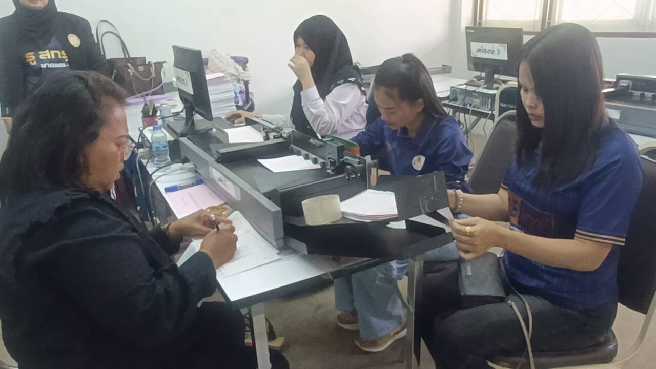 สกร.ระดับอำเภอแม่ลาน ดำเนินการตรวจกระดาษคำตอบวัดผลสัมฤทธิ์ปลายภาคเรียน 1/69