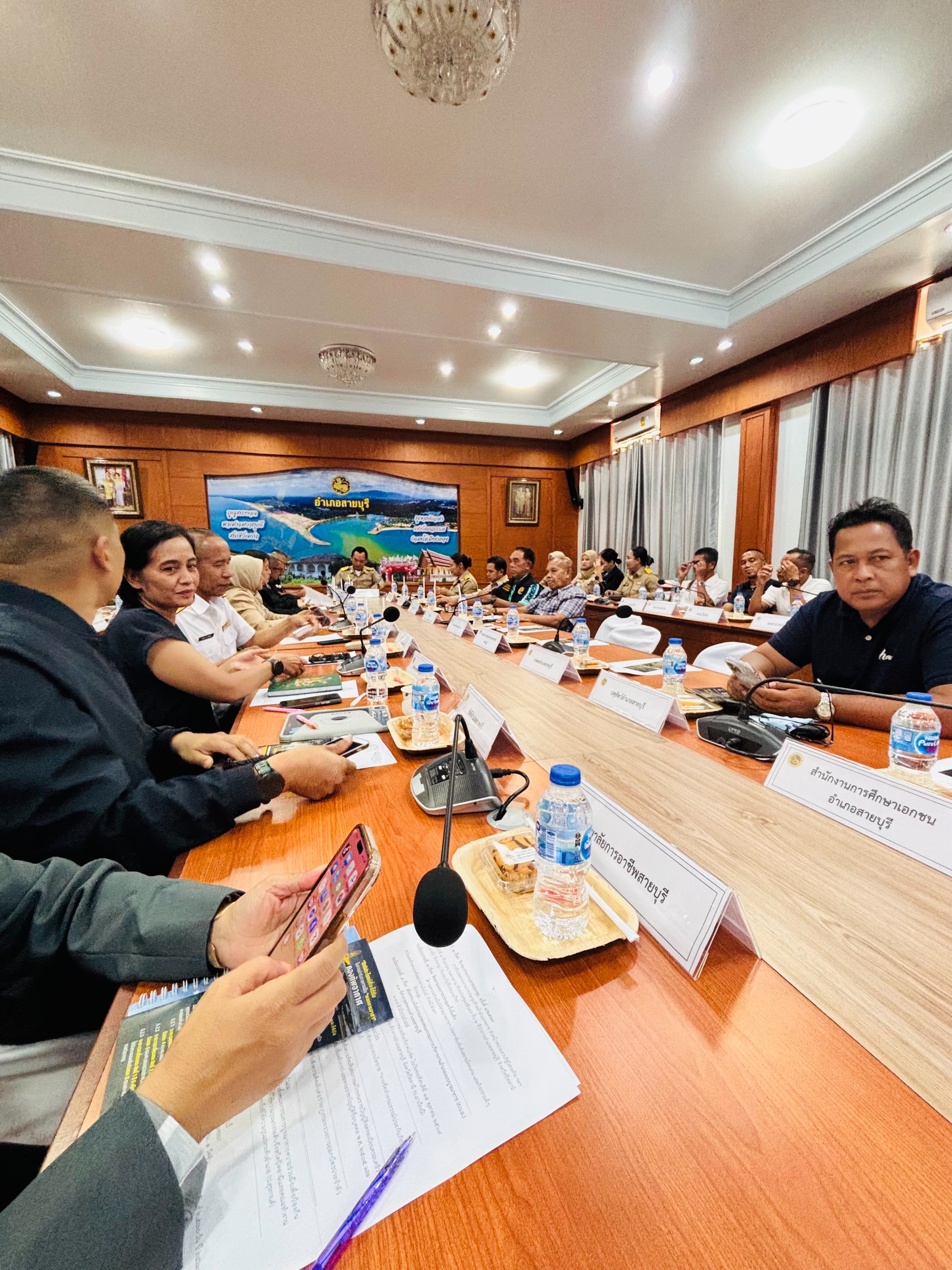 สกร.ระดับอำเภอสายบุรี มอบหมายให้นายมัซรี มูเด็ง ตำแหน่งครู เข้าร่วมประชุมหัวหน้าส่วนราชการประจำอำเภอ ครั้งที่ 10/2569