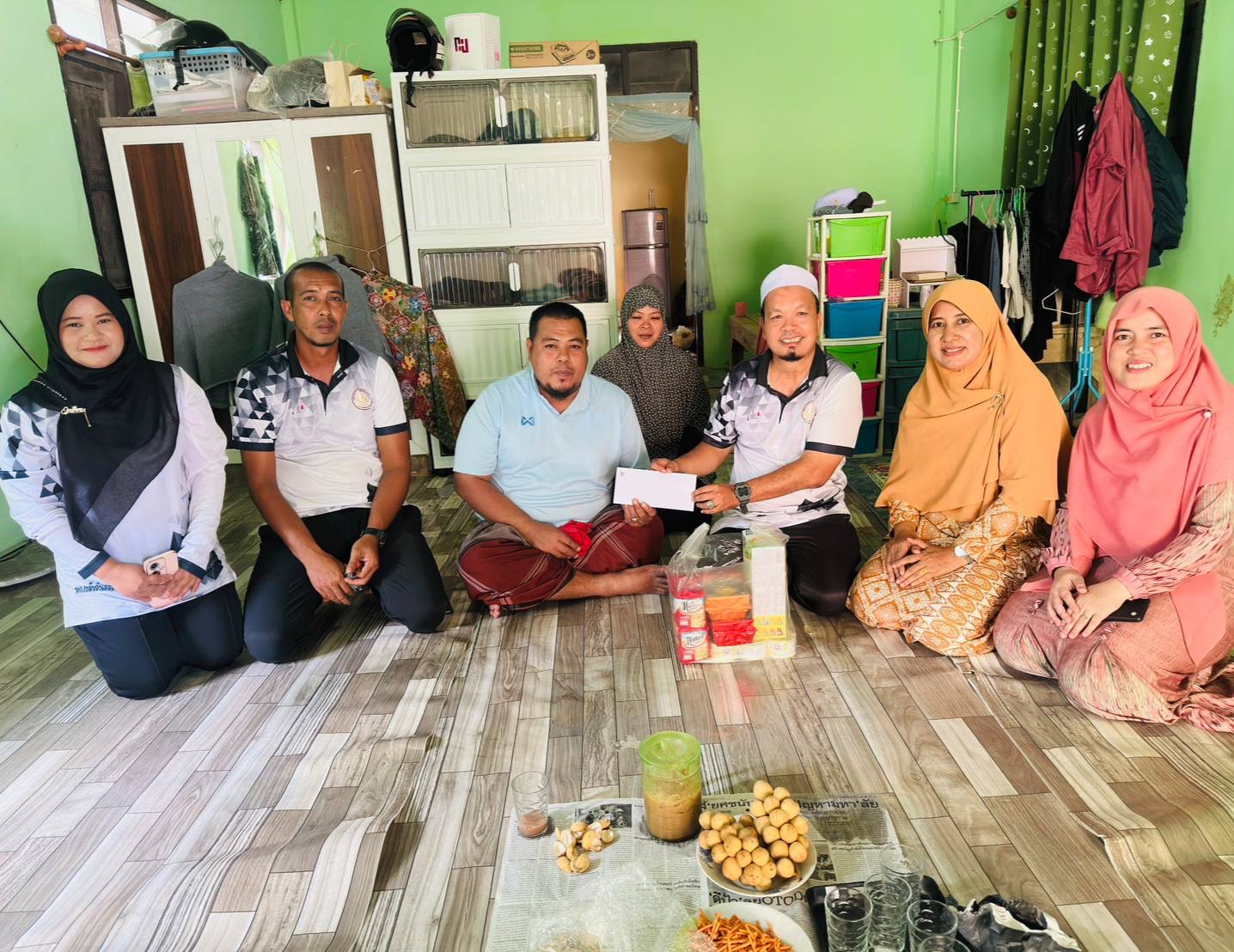 สกร.ระดับอำเภอสายบุรี มอบหมายให้บุคลากรนายมะรอยาลี มะแซ ตำแหน่งครูชำนาญการ พร้อมด้วยคณะครู เข้าเยี่ยมและให้กำลังใจนายอัมรัม สะสอเล็ง ตำแหน่งยามรักษาความปลอดภัย ณ บ้านพัก