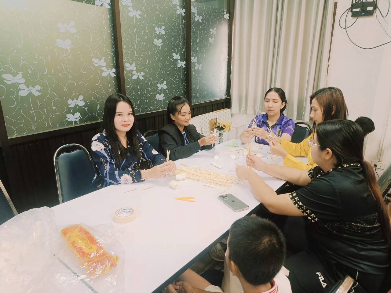 ครูอาสาฯ ปอเนาะ สกร.ระดับอำเภอแม่ลาน ร่วมจัดทำดอกไม้จันทน์ สำหรับใช้ในงานพระราชพิธีถวายพระเพลิงพระบรมศพฯ