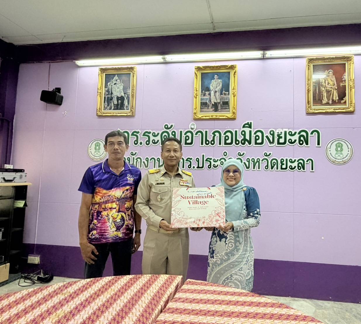ผอ.สกร.ระดับอำเภอหนองจิก ร่วมมอบของขวัญแสดงความยินดีแก่ ผอ.สกร.ระดับอำเภอเมืองยะลา และ ผอ.สกร.ระดับอำเภอบันนังสตา ในโอกาสย้ายดำรงตำแหน่งใหม่