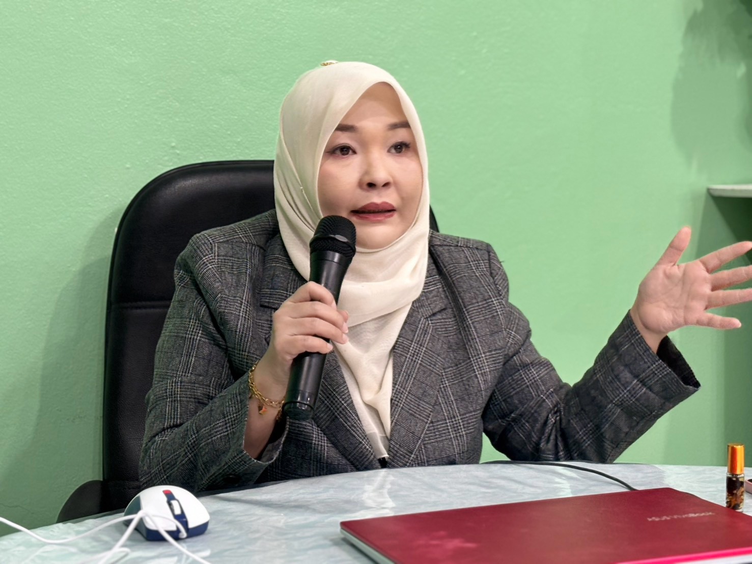 ผู้อำนวยการ สกร.ระดับอำเภอไม้แก่น เป็นประธานการประชุมบุคลากร