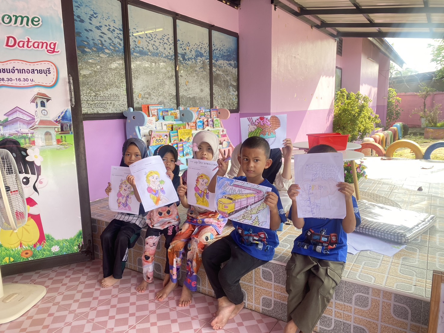 สกร.ระดับอำเภอสายบุรี มอบหมายให้นางสาวอุศมา อูเซ็ง บรรณารักษ์ห้องสมุดประชาชนอำเภอสายบุรี จัดกิจกรรมส่งเสริมการอ่านและการเรียนรู้แก่เด็ก เยาวชน และประชาชนที่เข้ามาใช้บริการห้องสมุดในช่วงปิดภาคเรียน
