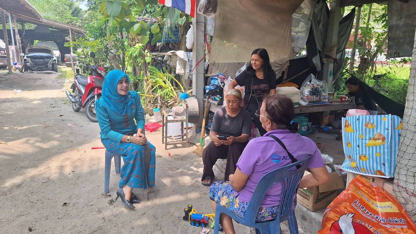 สกร.ระดับอำเภอสายบุรี มอบหมายให้ นางยานามี พรพิทักษ์ ตำแหน่งครูศูนย์การเรียนรู้ ลงพื้นที่เยี่ยมเยียนและให้กำลังใจผู้ช่วยผู้ใหญ่บ้านและภรรยา เนื่องจากมารดาของภรรยา ได้เสียชีวิตลง