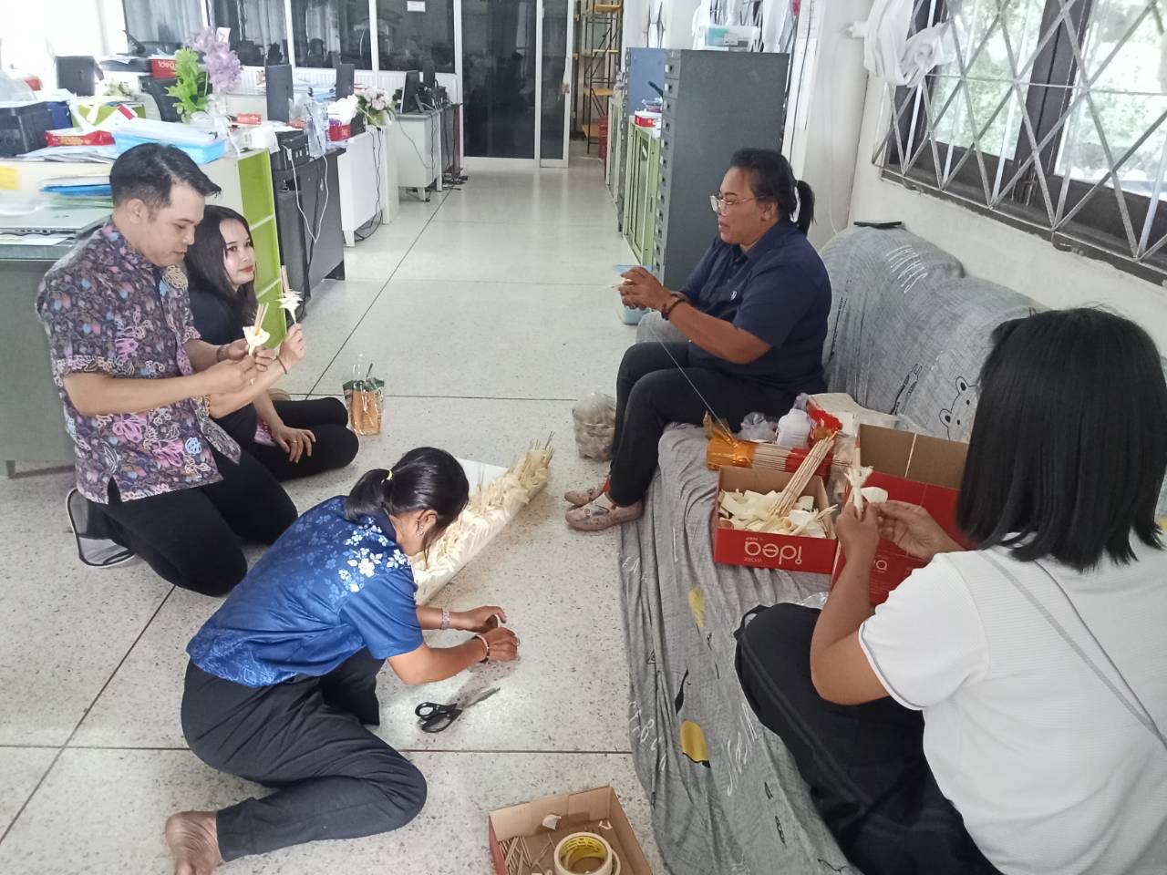 สกร.ระดับอำเภอแม่ลาน ร่วมประดิษฐ์ดอกไม้จันทน์ น้อมรำลึกในพระมหากรุณาธิคุณฯ