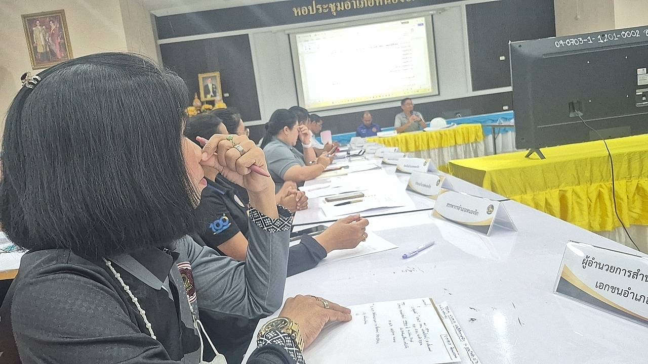 สกร.อำเภอหนองจิก ร่วมประชุมเตรียมความพร้อมงานพิธีถวายดอกไม้จันทน์ พร้อมรับมอบหมายภารกิจฝ่ายประชาสัมพันธ์และจัดนิทรรศารพระราชกรณียกิจ