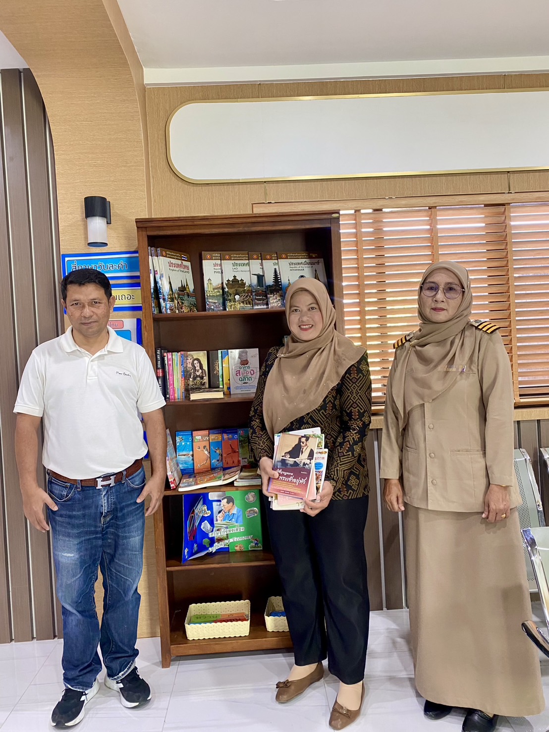 สกร.ระดับอำเภอสายบุรี มอบหมายให้ บรรณารักษ์ ลงพื้นที่หมุนเวียนหนังสือ จุดติดตั้งตู้หนังสือตามหน่วยงานราชการ โครงการห้องสมุดทุกที่ปัตตานีเมืองนักอ่าน ณ ที่ว่าการอำเภอสายบุรี ต.ตะลุบัน อ.สายบุรี จ.ปัตตานี