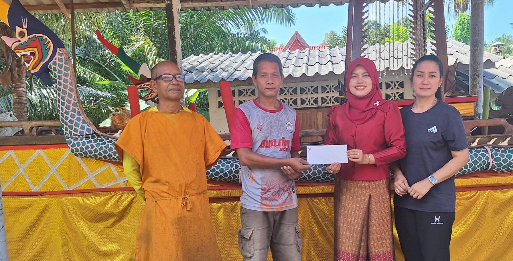 สกร.ระดับอำเภอสายบุรี มอบหมายให้นางยานามี พรพิทักษ์ ตำแหน่งครูศูนย์การเรียนรู้ นำของรางวัลมอบให้วัดสุทธิกาวาส เนื่องในกิจกรรมประเพณีลากพระ ซึ่งจะจัดขึ้นในวันที่ 27 ตุลาคม 2569 ณ วัดสุทธิกาวาส (วัดสักขี) หมู่ที่ 1 ตำบลละหาร